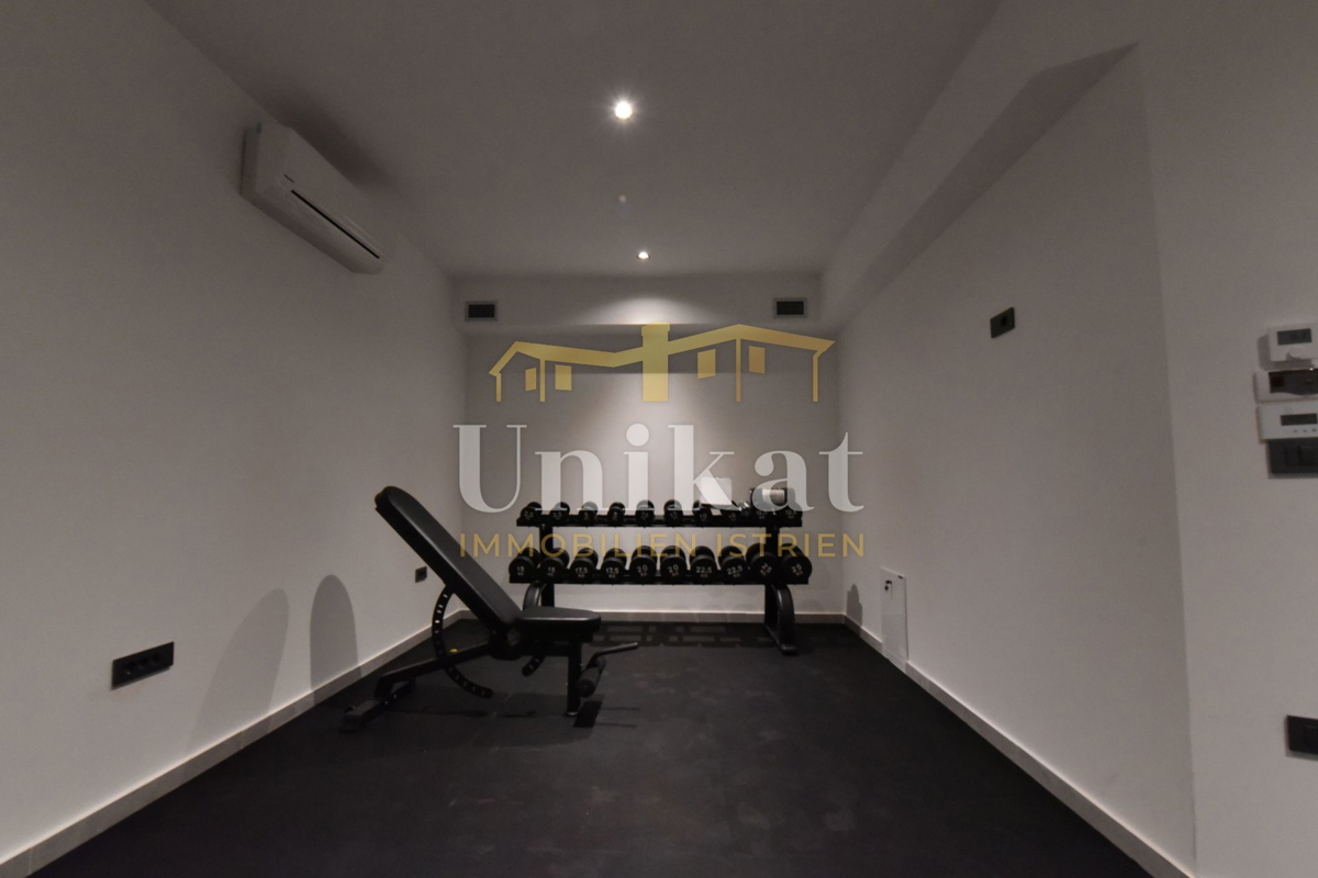 Moderna vila obdana z zelenjem in z razgledom na morje